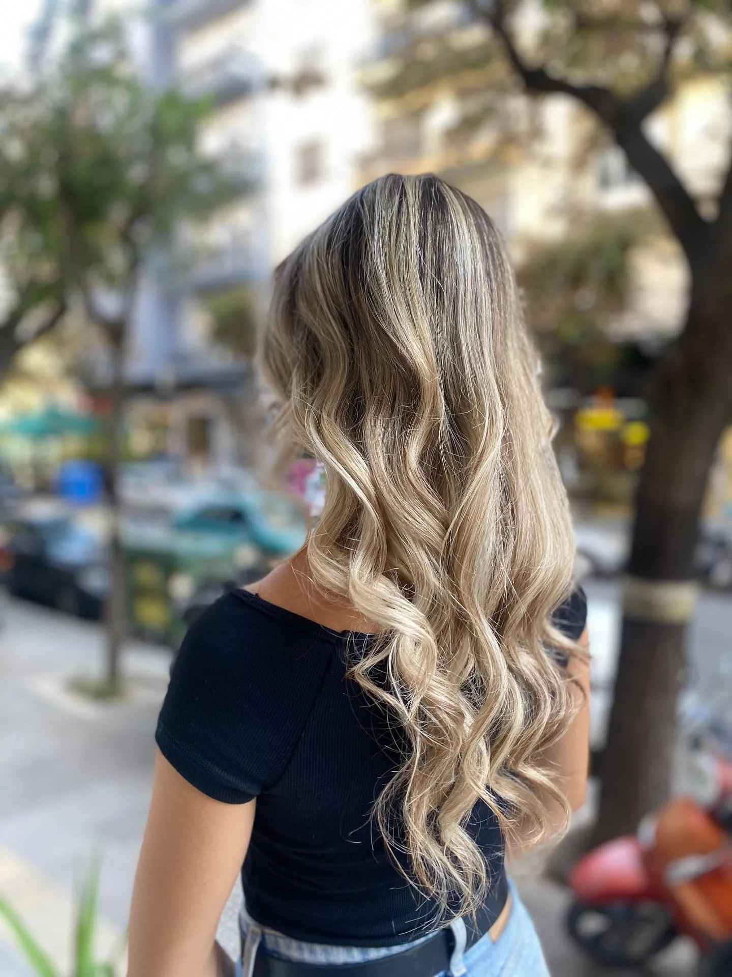 Ξανθό balayage με έντονες μπούκλες