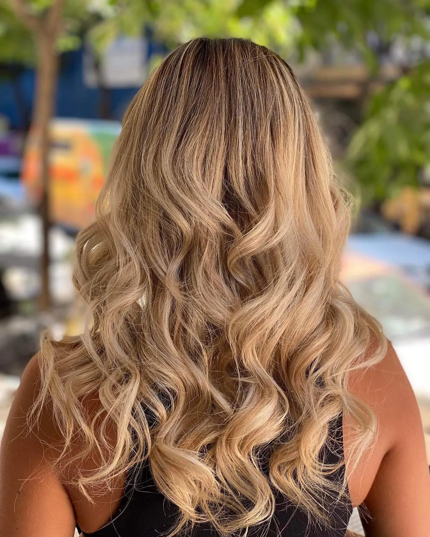 Balayage σε μακριά μαλλιά με λαμπερές μπούκλες