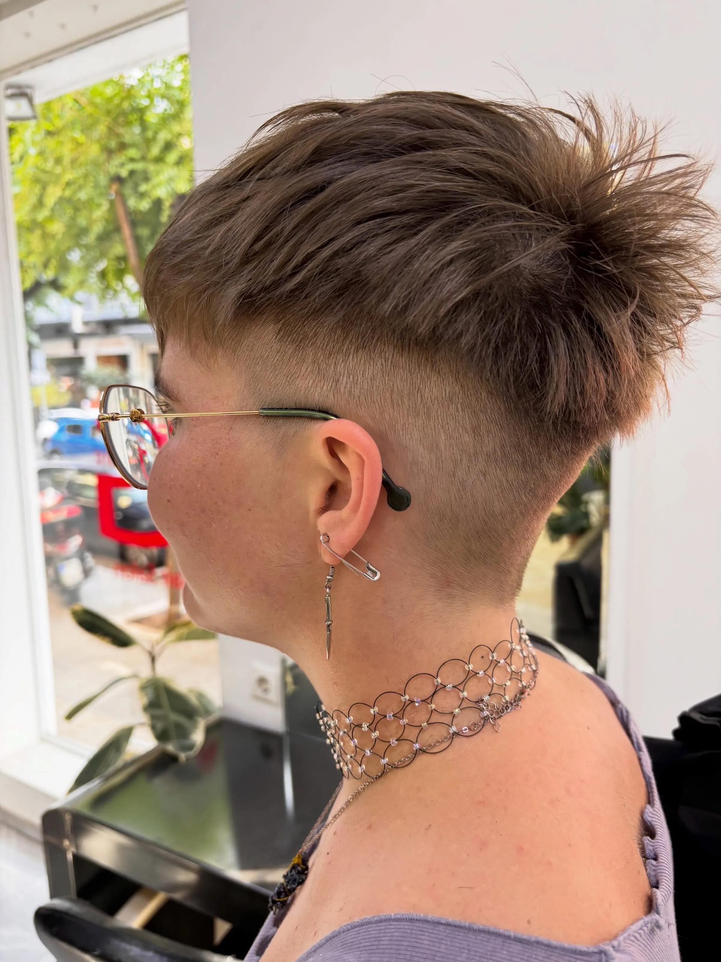 Μοντέρνο undercut με υφή και καθαρές γραμμές